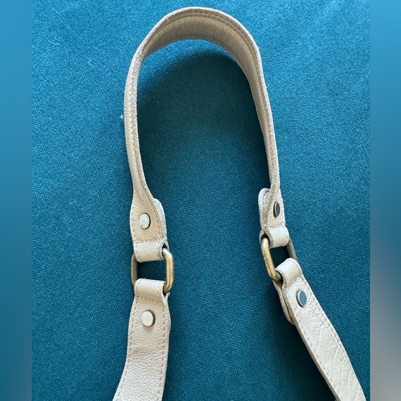 Tano Crossbody Leather Bag - Picture 3 of 9